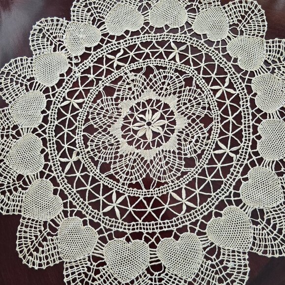 Vintage 1950s  Beige Table Centerpiece Crochet Doily Cluny Bobbin Lace 15 Inch - Picture 2 of 3